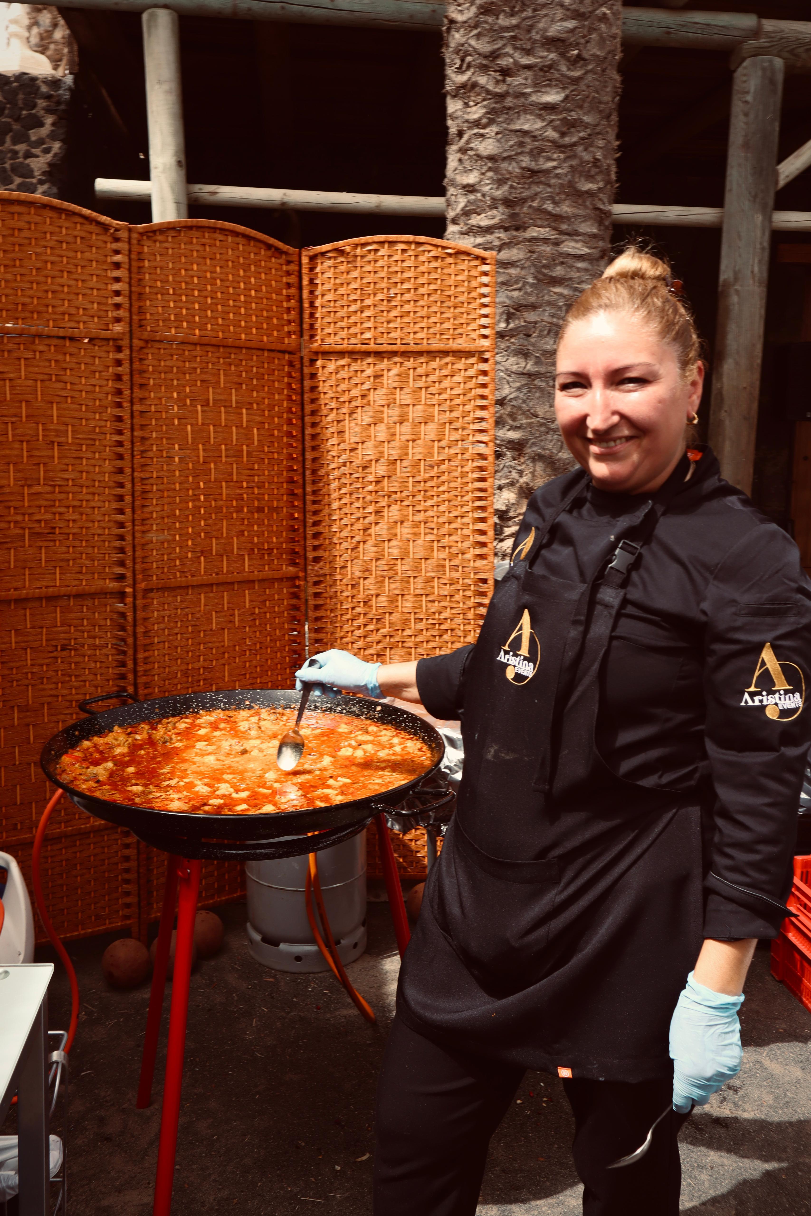 Chef Aristina cocinando paella